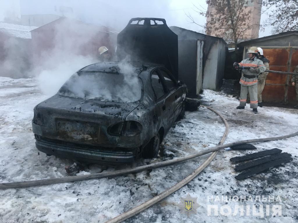 В Яворові згоріло авто, у салоні виявили тіло чоловіка