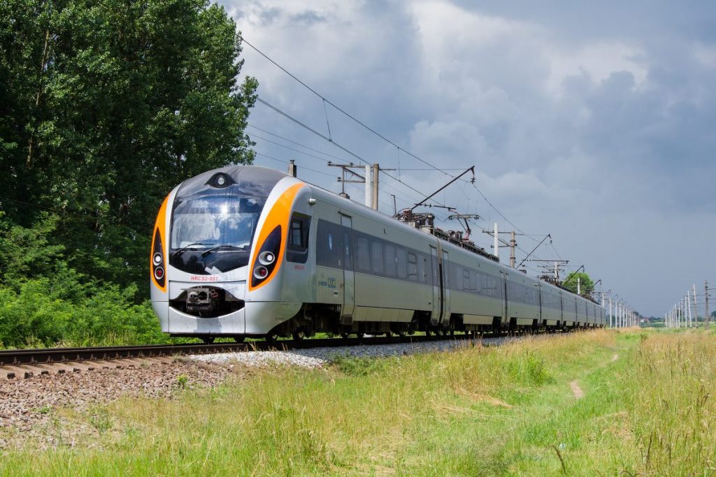 Укрзалізниця прискорює два міжнародні поїзди