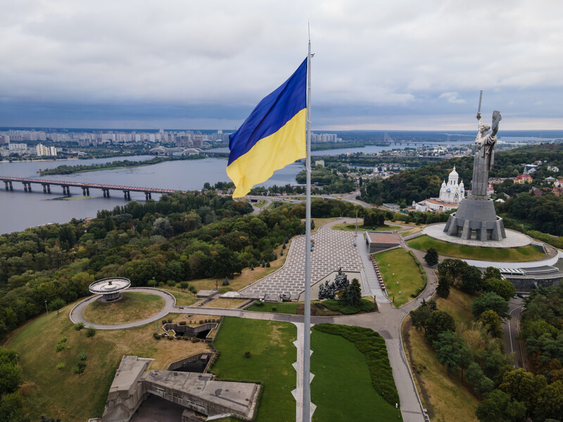 Негода в Києві пошкодила найбільший прапор України – КМДА