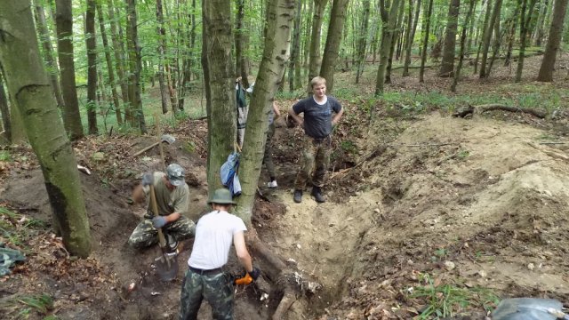 Поблизу Івано-Франкове пошуківці розкопали могили вояків Першої світової війни