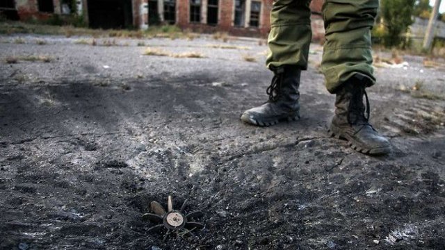 На Донбасі підірвався український захисник