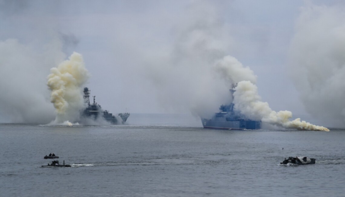 ВМС: Росія тримає 12 кораблів у Чорному морі