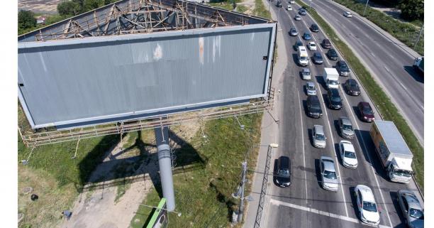 На Львівщині демонтують незаконні рекламні конструкції на дорогах державного значення