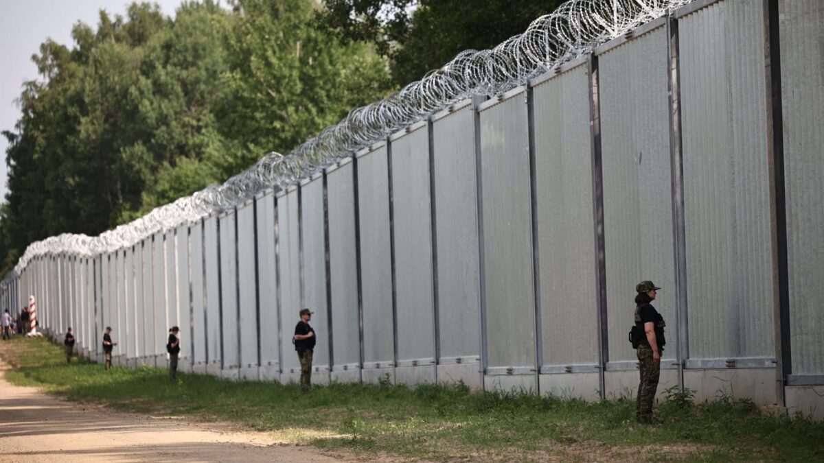 Польща добудувала стіну на кордоні з білоруссю