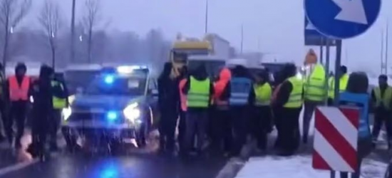 Українські водії на знак протесту проти блокування кордону перекрили дороги у польських містах