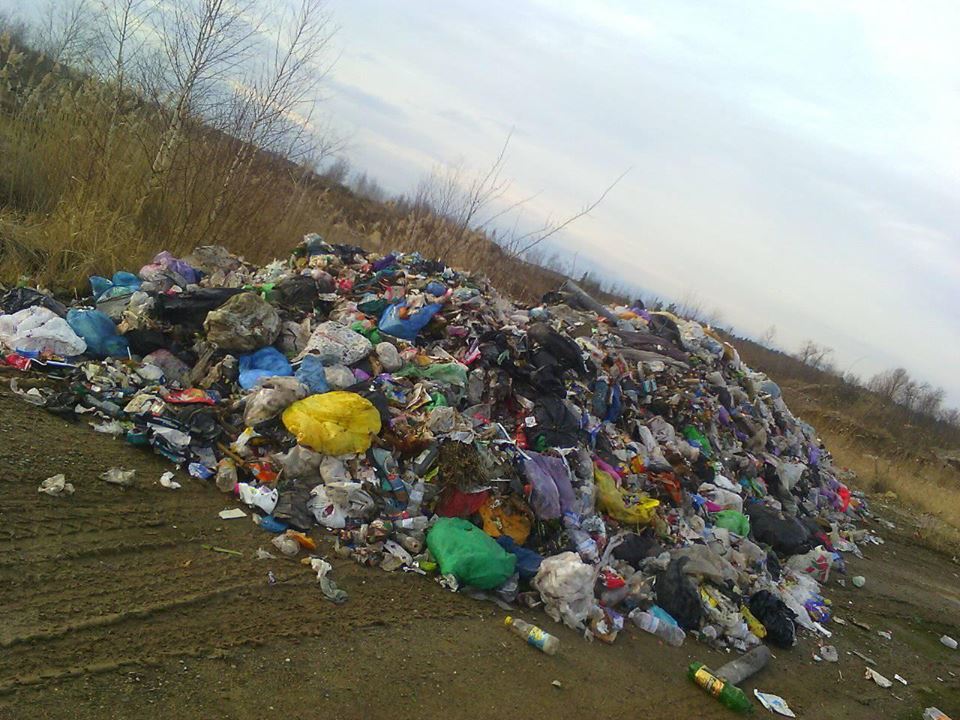 На Яворівщині виявили дві вантажівки підкинутого львівського сміття