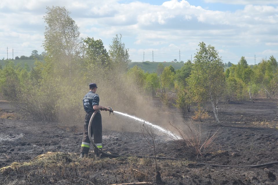 На Яворівщині рятувальники гасили пожежу торфу