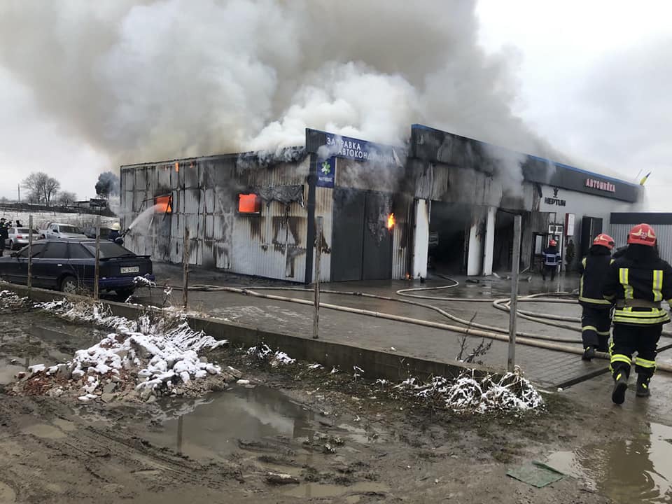 У Шклі рятувальники ліквідували пожежу в приміщенні автомийки та СТО автомобілів