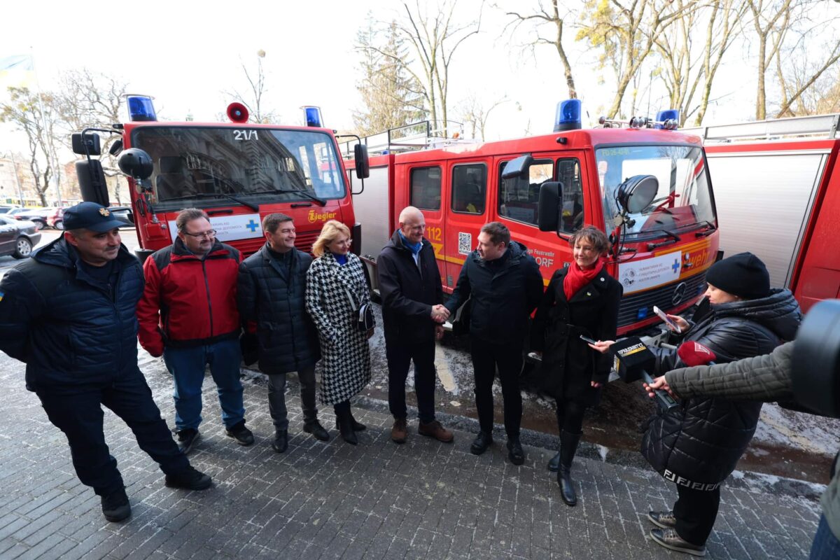 Три пожежні автомобілі та машину швидкої медичної допомоги передали німецькі благодійники на Львівщину