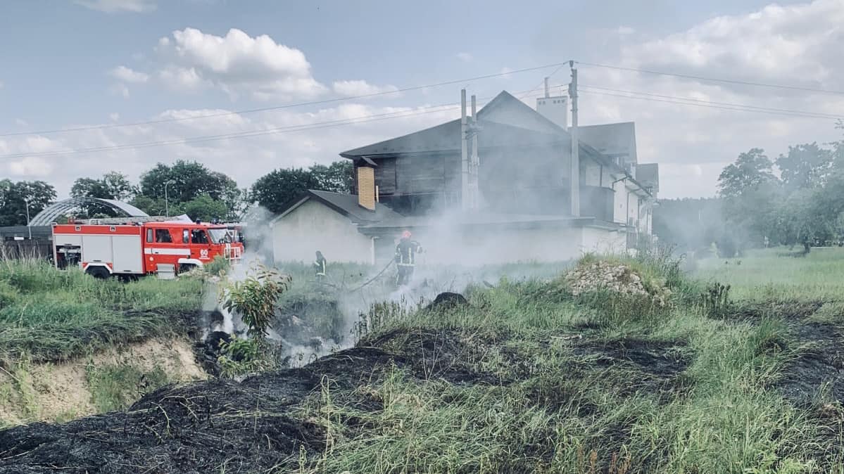 На Яворівщині ліквідували пожежу сухої трави та чагарнику