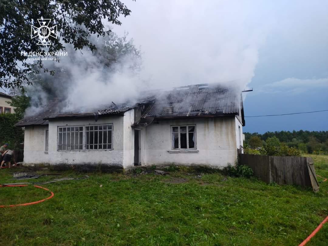 На Яворівщині врятували від вогню житловий будинок