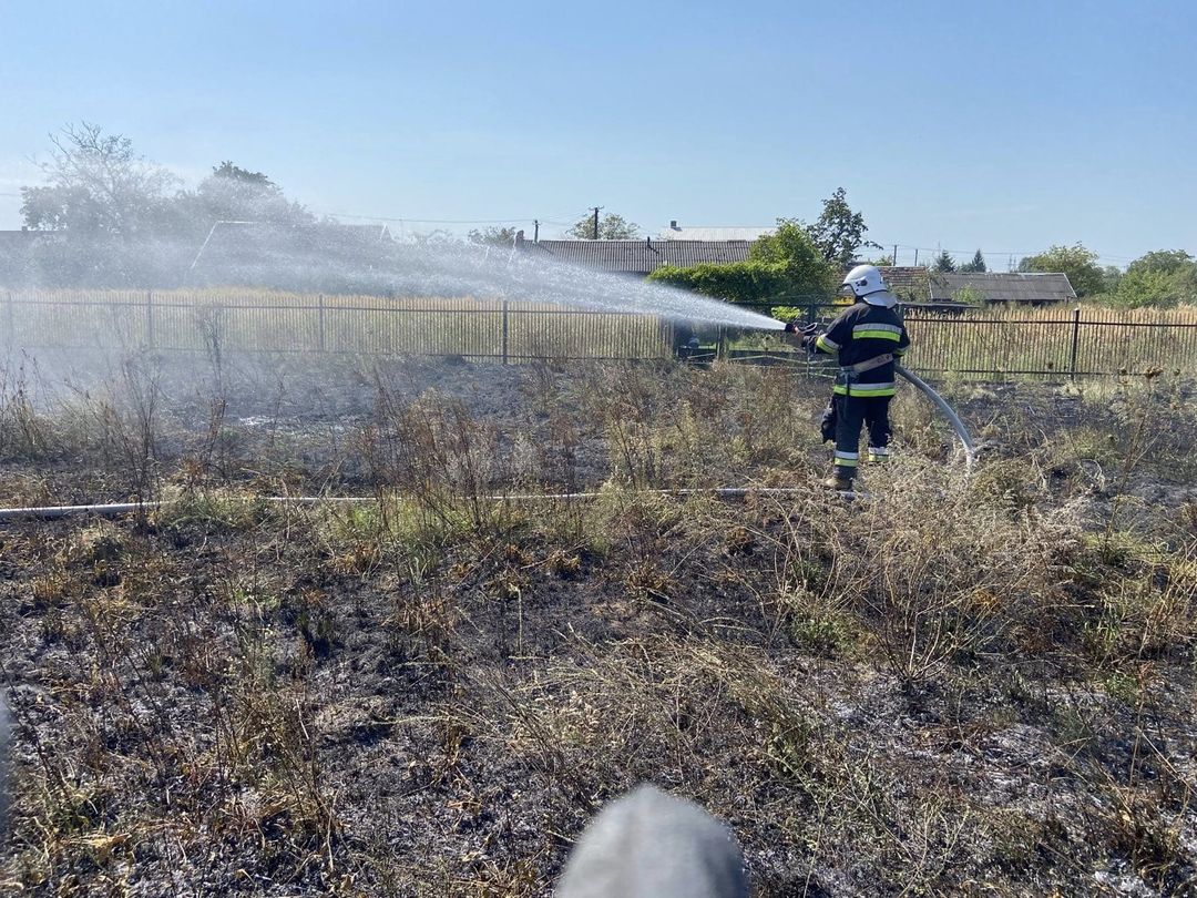 На Яворівщині вогнеборці ліквідували пожежу сухої трави