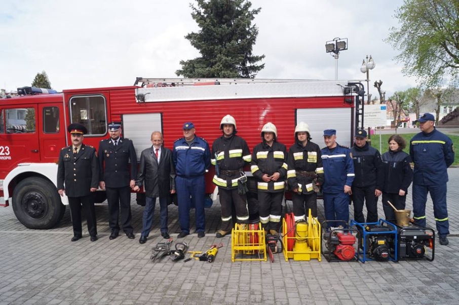 На Яворівщині рятувальникам подарували пожежний автомобіль