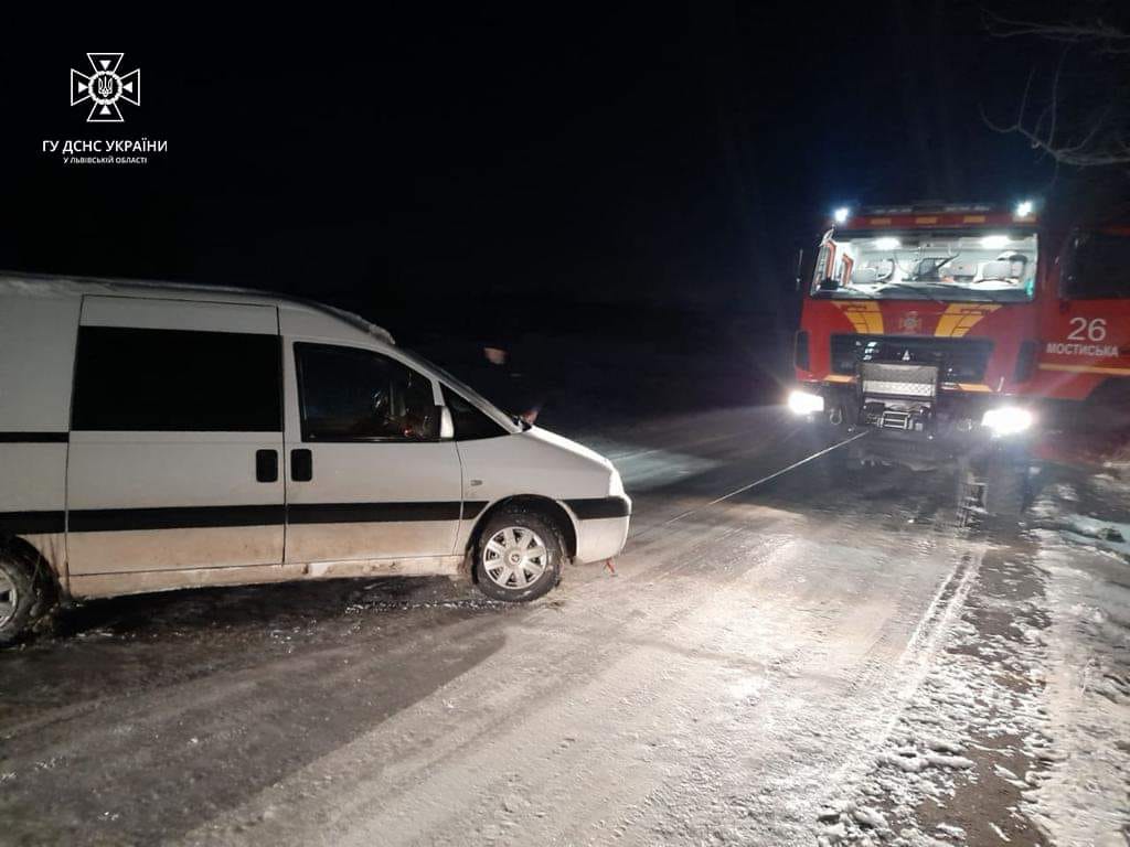 Яворівський район: рятувальники надали допомогу водію автомобіля, який з’їхав у кювет