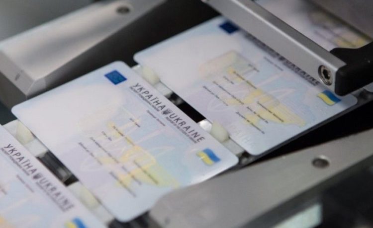 В Україні відновили роботу центри видачі ID-карток та закордонних паспортів