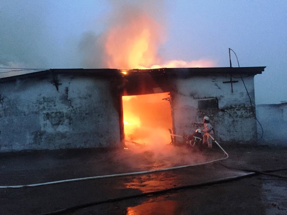 На Яворівщині рятувальники ліквідували пожежу у складі