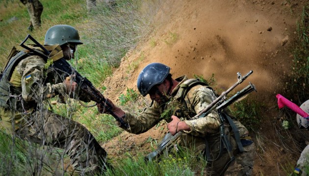 Російські окупанти продовжують обстрілювати українські позиції