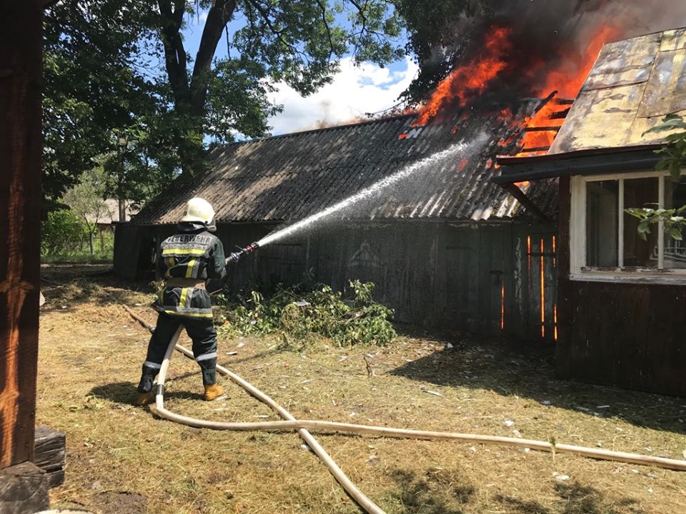 На Яворівщині вогнеборці ліквідували пожежу в літній кухні