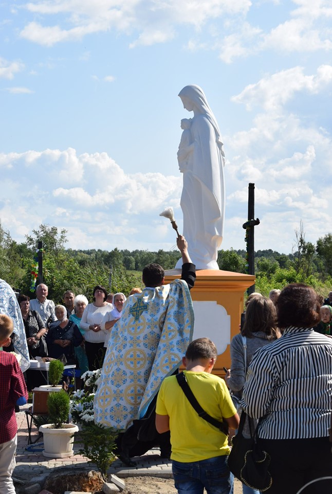 В селі Вільшаниця освятили статую Матері Божої