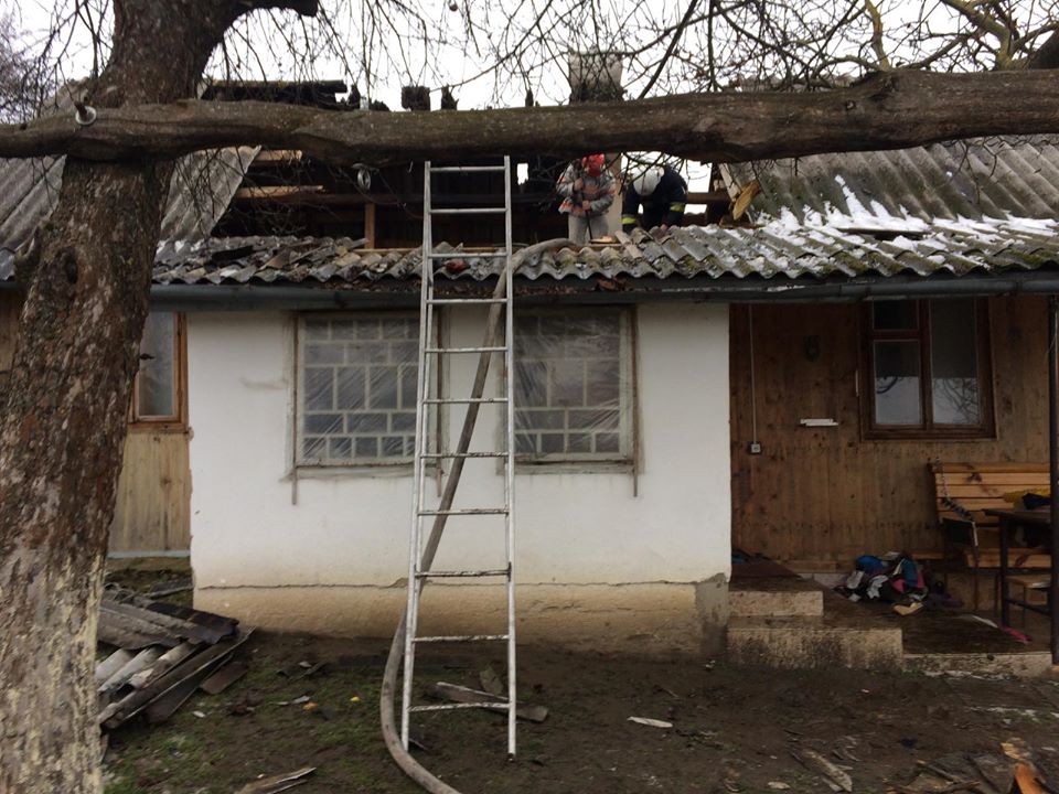 На Яворівщині рятувальники ліквідували пожежу в житловому будинку
