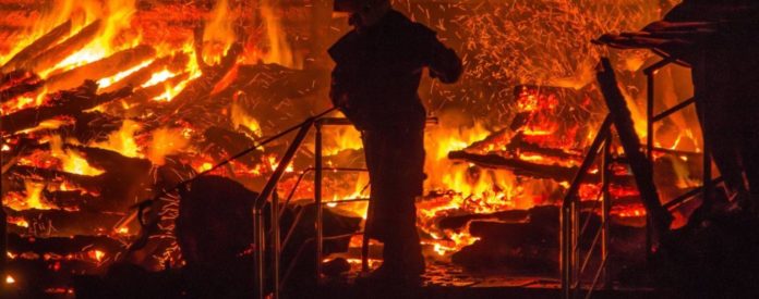 На Яворівщині вогонь знищив авто, будинок та літню кухню