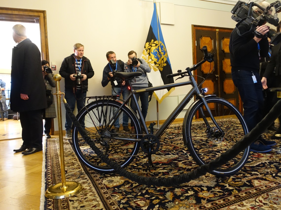 Володимиру Зеленському в Естонії подарували велосипед