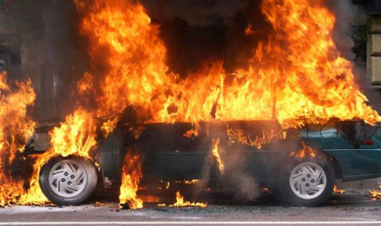 На Яворівщині під час руху загорівся автомобіль