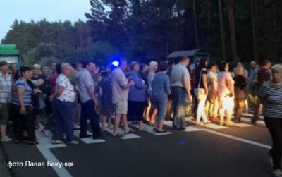 Мешканці військового містечка в Яворові перекрили міжнародну трасу