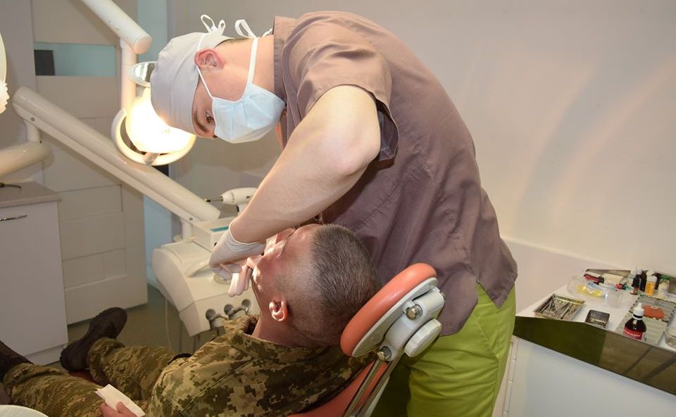 У МОЗ розповіли, де військові та ветерани можуть безкоштовно вставити зубні протези