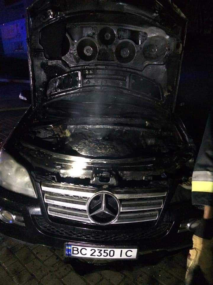 У Новояворівську ліквідували пожежу в автомобілі Mercedes