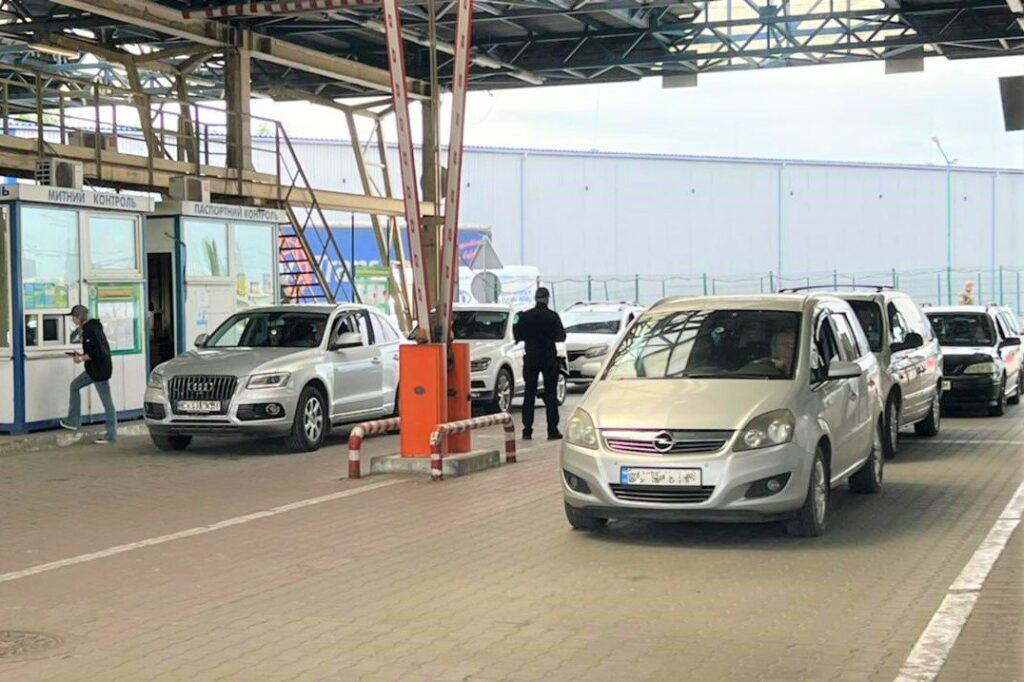 Митниця дозволила ввозити автомобілі на всіх пунктах пропуску Львівщини