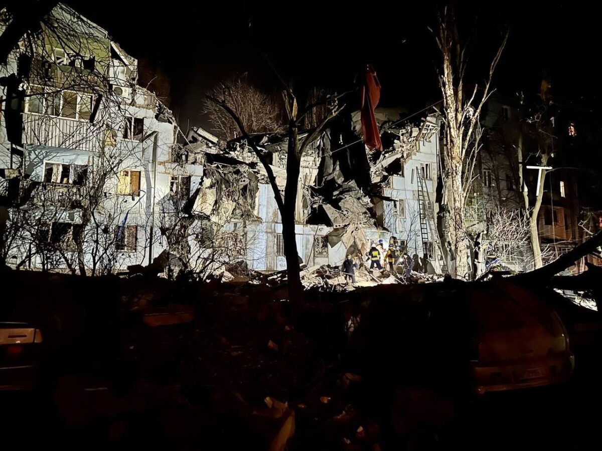 Окупанти вночі атакували багатоповерховий будинок у Запоріжжі: є загиблі