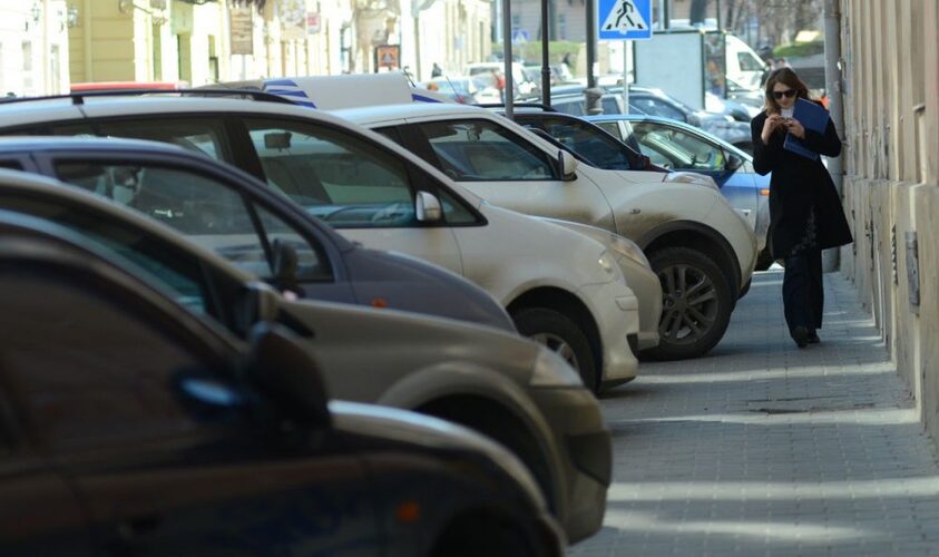 У Львові міськрада закликала фотографувати неправильно припарковані машини