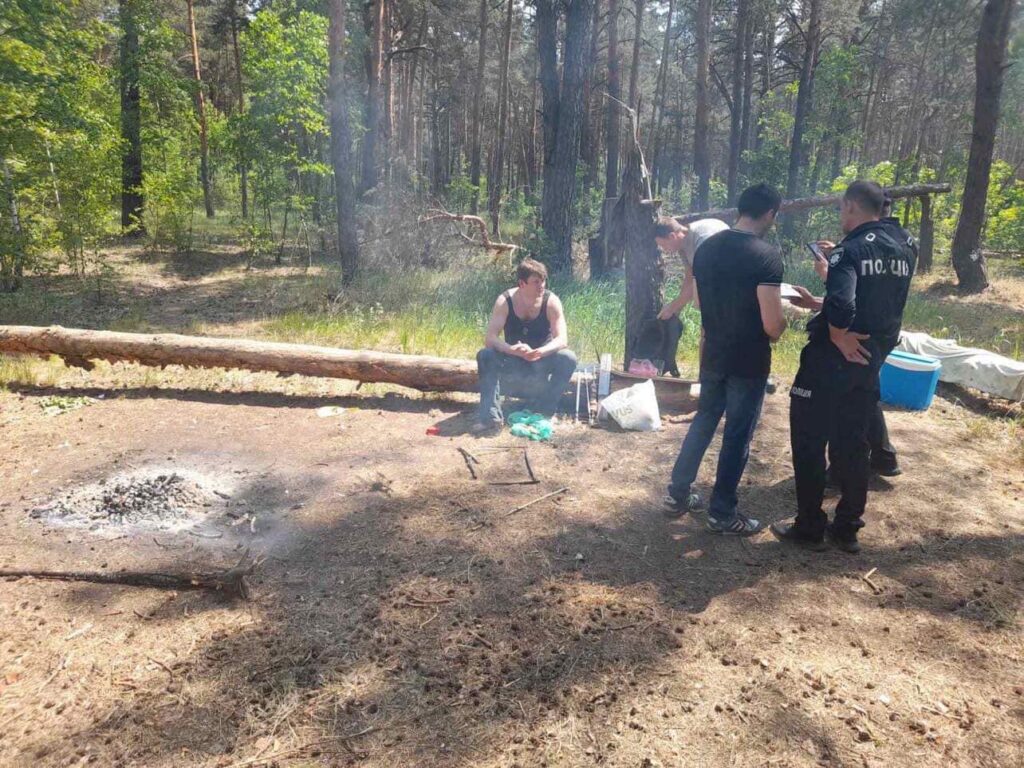 Пішов на шашлик – опинився у військкоматі: у лісах Києва вручають повістки