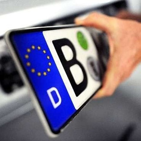 В Україні почнуть відбирати авто з іноземними номерами