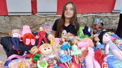 На Яворівщині 9-річна дівчинка продала свої іграшки, аби допомогти ЗСУ