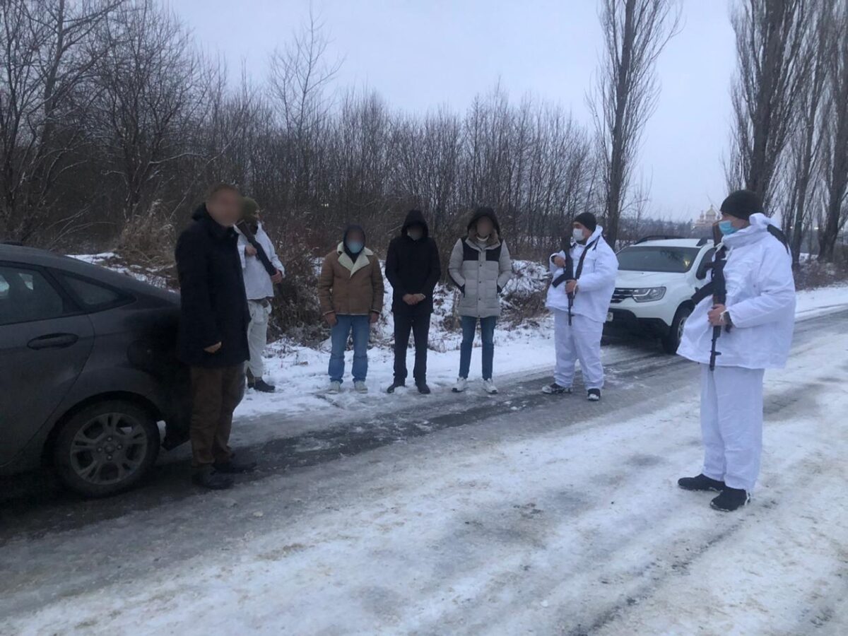 На Львівщині затримали групу нелегалів та організатора їх незаконної подорожі